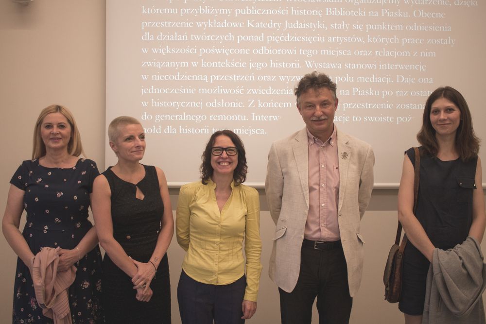 Interwencje/ Mediacje to była wystawa zorganizowana przez dr Agnieszkę Kłos i Pracownię Słowa i Obrazu prof. Darii Mileckiej 