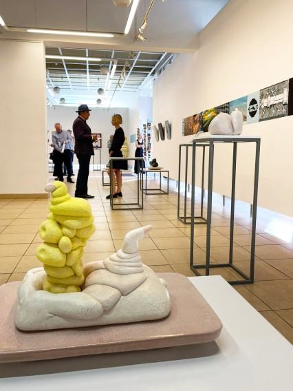 Fragment wystawy Joanny Opalskiej-Brzeckiej pt. U/ARCY/PRZE TWORY