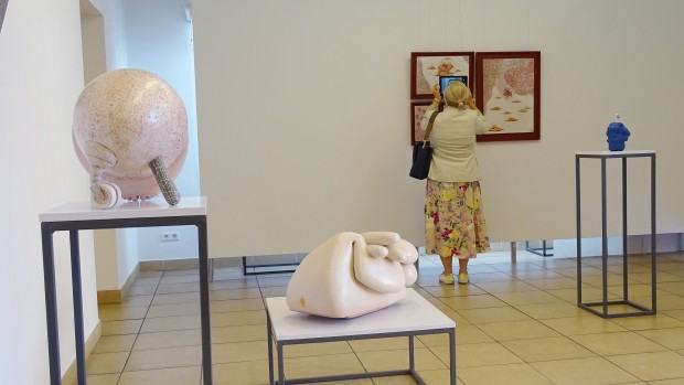 Fragment wystawy Joanny Opalskiej-Brzeckiej pt. U/ARCY/PRZE TWORY