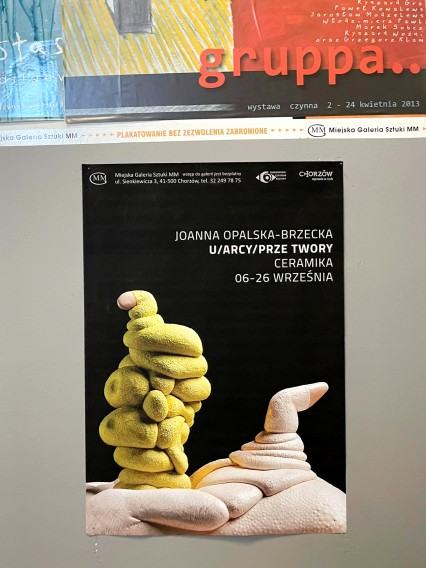 Plakat promujący wystawę Joanny Opalskiej-Brzeckiej pt. U/ARCY/PRZE TWORY