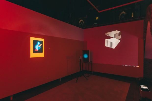 kinoMANUAL /Aga Jarząb, Maciek Bączyk/, „Salon Zimowy. Fale światła i dźwięki”, 2024, wystawa w Galerii Foto-Gen we Wrocławiu, zdj. Jerzy Wypych