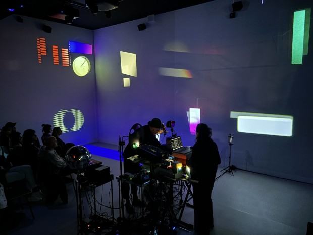 kinoMANUAL /Aga Jarząb, Maciek Bączyk/, „StillFrame Cinema – Light Delight and The Light”, 2024, występ audiowizualny w sali imersyjnej Krupa Art Foundation we Wrocławiu, zdj. Monika Łuszpak-Skiba