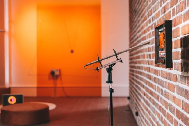 kinoMANUAL /Aga Jarząb, Maciek Bączyk/, „Salon Zimowy. Fale światła i dźwięki”, Galeria Foto-Gen, Wrocław, 2025, fot. Jerzy Wypych