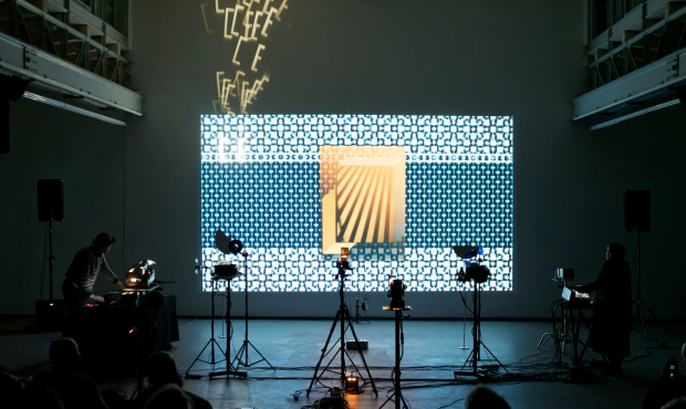 kinoMANUAL /Aga Jarząb, Maciek Bączyk/, „StillFrame Cinema”, 2023, występ audiowizualny podczas Dresden Schmalfilmtage