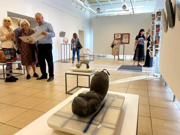 Fragment wystawy Joanny Opalskiej-Brzeckiej pt. U/ARCY/PRZE TWORY