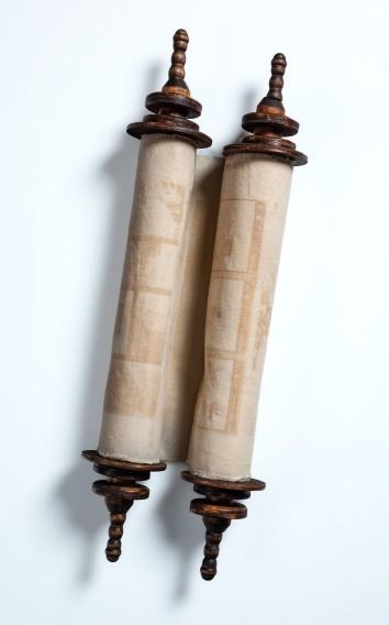 Ioannis Anastasiou i Majka Dokudowicz, „Zasięgi/zasieki (Infinite scroll)” zwój / 2025, Charlotte (Stany Zjednoczone) / drewno, asfalt, klej, płótno bawełniane, nić / grawer laserowy / 443 × 47 × 7 cm (rozwinięty) / unikat fot. Magdalena Lorek, MNWr