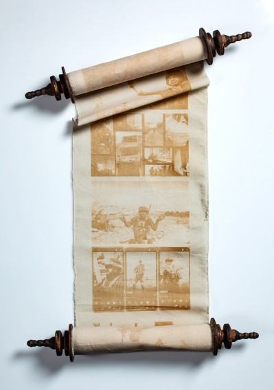 Ioannis Anastasiou i Majka Dokudowicz, „Zasięgi/zasieki (Infinite scroll)” zwój / 2025, Charlotte (Stany Zjednoczone) / drewno, asfalt, klej, płótno bawełniane, nić / grawer laserowy / 443 × 47 × 7 cm (rozwinięty) / unikat fot. Magdalena Lorek, MNWr