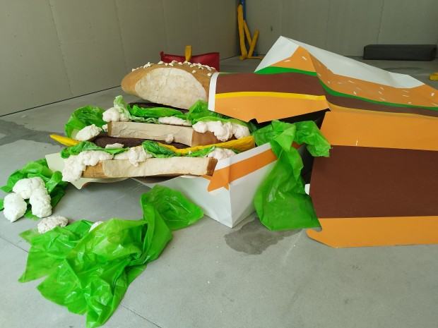 Frytki i kanapki, czyli jak konsumpcjonizm wpływa na sztukę