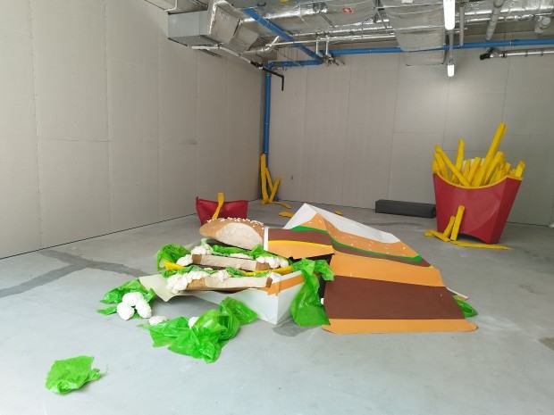 Frytki i kanapki, czyli jak konsumpcjonizm wpływa na sztukę