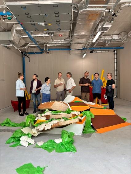 Frytki i kanapki, czyli jak konsumpcjonizm wpływa na sztukę