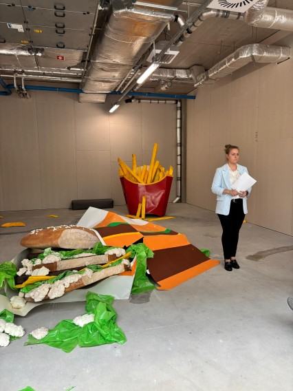 Frytki i kanapki, czyli jak konsumpcjonizm wpływa na sztukę