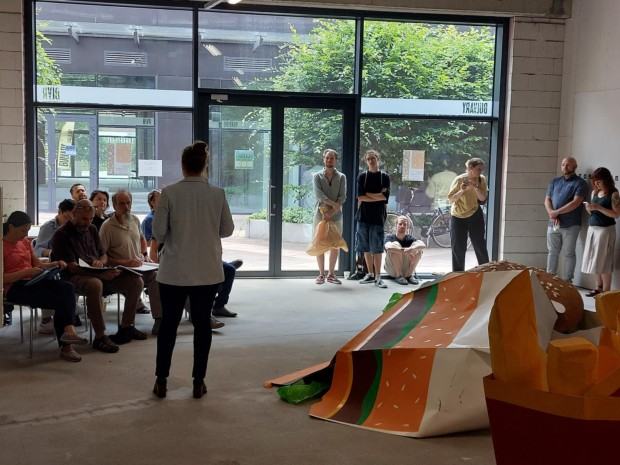 Frytki i kanapki, czyli jak konsumpcjonizm wpływa na sztukę