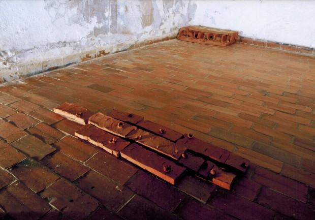 Maria Wrońska, Doświadczanie przestrzeni, 2002, Galeria Miejska we Wrocławiu, przestrzeń galerii, wypalona, glina ołówek