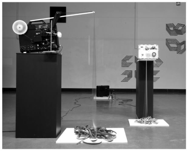 Maciek Bączyk, „To się Nigdy nie Skończy – Sound Negative ”, instalacja audiowizualna, Rysopis w biegu, Ryga, Łotwa, 2014