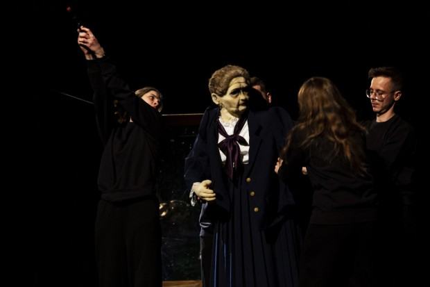 Spektakl w reż. Dudy Paivy "Złe zabawy" z kostiumami Dżesiki Zemsty