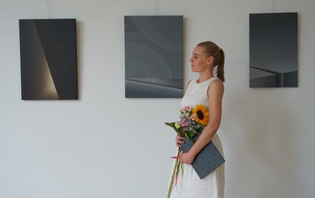 Katarzyna Sikorska na tle obrazów z cyklu „Blaski i cienie"