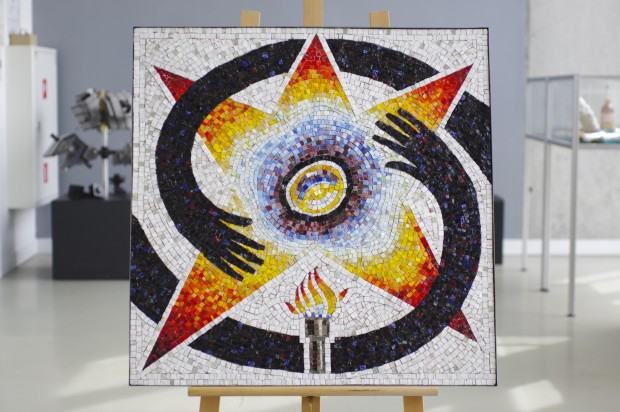 Manus Artificum, 78 × 78 cm, 2025, mozaika zespołowa wykonana w technice bizantyjskiej w ramach I edycji projektu „Hutnicy w Mozaice”. Fot. Alina Baikova.