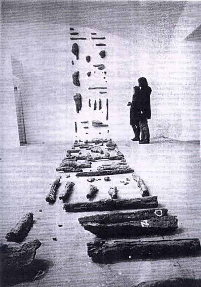 Maria Wrońska, Idee poza Ideologią. Nowe pokolenie w sztuce polskiej 1993, CSW Zamek Ujazdowski w Warszawie, wypalona glina, kreda, fot. Mariusz Szachowski