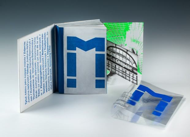 Justyna Jędrysek, „Metro jako księga miasta” (Le métro comme un livre de la ville) kodeks / 2022, Paryż–Bielsko-Biała (Francja–Polska) / papier / risografia, sitodruk, suchy tłok, farba, tusz / 20,5 × 15 × 3,4 cm / nakład: 6 egz. fot. Magdalena Lorek, MNWr