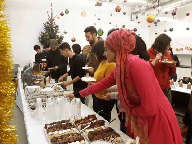 Studenci zagraniczny podczas spotkania wigilijnego