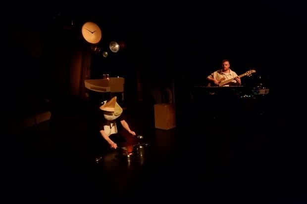 Spektakl „DomoFonia” ze scenografią Adrianny Dudy, studentki III roku kierunku Scenografia