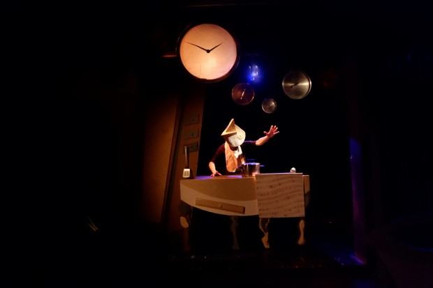 Spektakl „DomoFonia” ze scenografią Adrianny Dudy, studentki III roku kierunku Scenografia