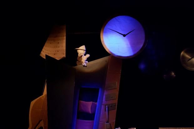 Spektakl „DomoFonia” ze scenografią Adrianny Dudy, studentki III roku kierunku Scenografia