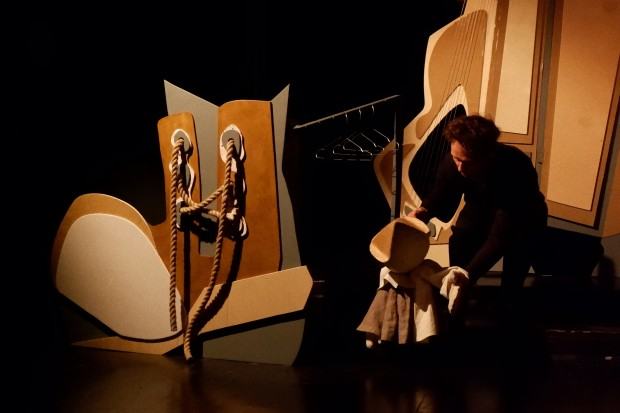 Spektakl „DomoFonia” ze scenografią Adrianny Dudy, studentki III roku kierunku Scenografia