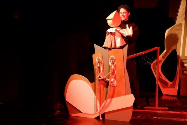 Spektakl „DomoFonia” ze scenografią Adrianny Dudy, studentki III roku kierunku Scenografia