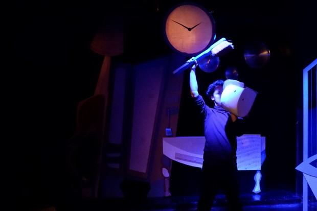 Spektakl „DomoFonia” ze scenografią Adrianny Dudy, studentki III roku kierunku Scenografia