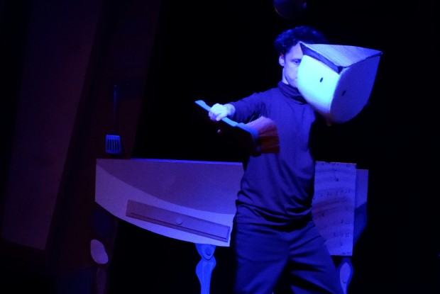 Spektakl „DomoFonia” ze scenografią Adrianny Dudy, studentki III roku kierunku Scenografia