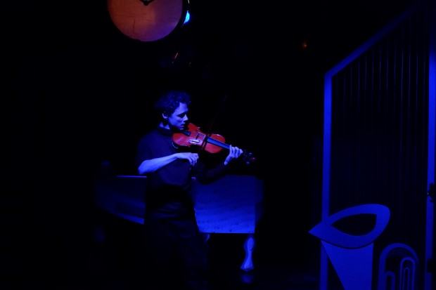 Spektakl „DomoFonia” ze scenografią Adrianny Dudy, studentki III roku kierunku Scenografia