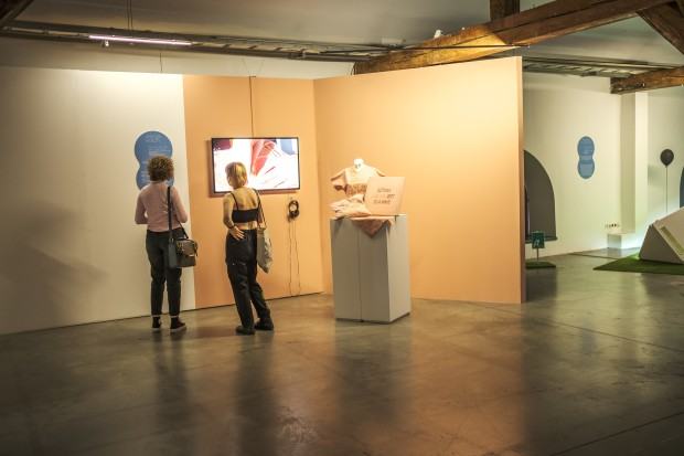Wystawa Dowody osobiste / wręczenie Nagrody Publiczności Alicji Klich, za pracę Sztuka nie jest dla mnie, zdj. Zbigniew Kupisz