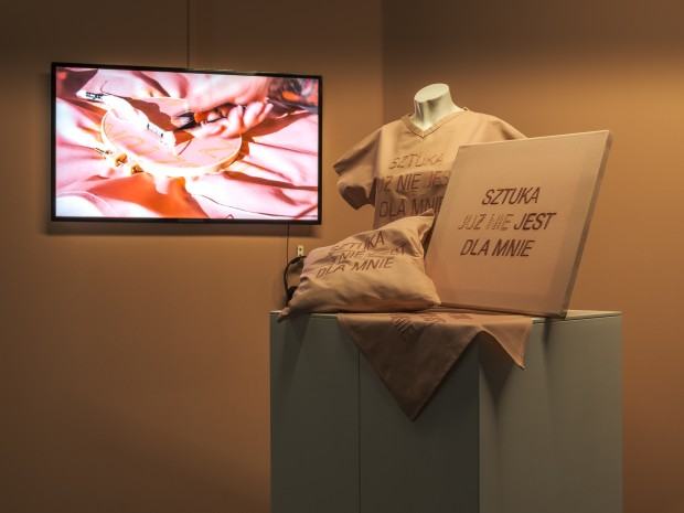 Wystawa Dowody osobiste / wręczenie Nagrody Publiczności Alicji Klich, za pracę Sztuka nie jest dla mnie, zdj. Zbigniew Kupisz