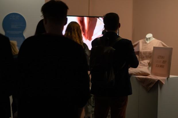 Wystawa Dowody osobiste / wręczenie Nagrody Publiczności Alicji Klich, za pracę Sztuka nie jest dla mnie, zdj. Zbigniew Kupisz