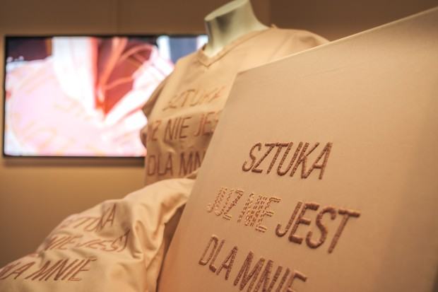 Wystawa Dowody osobiste / wręczenie Nagrody Publiczności Alicji Klich, za pracę Sztuka nie jest dla mnie, zdj. Zbigniew Kupisz
