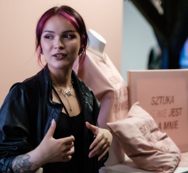 Wystawa Dowody osobiste / wręczenie Nagrody Publiczności Alicji Klich, za pracę Sztuka nie jest dla mnie, zdj. Zbigniew Kupisz