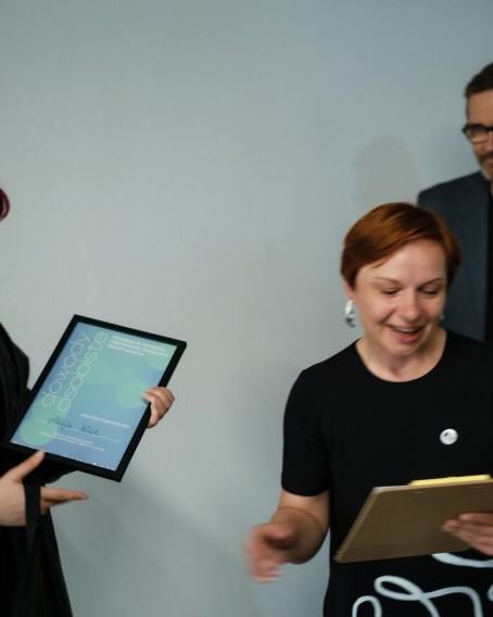 Wystawa Dowody osobiste / wręczenie Nagrody Publiczności Alicji Klich, za pracę Sztuka nie jest dla mnie, zdj. Zbigniew Kupisz