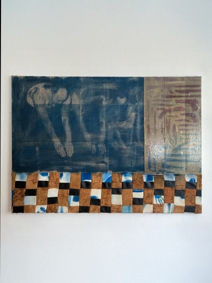 „Nigdy się nie dowiesz..."  2025  100 cm x 140 cm  tkanina/ cyjanotypia/ pleksi/ żywica epok/ papier