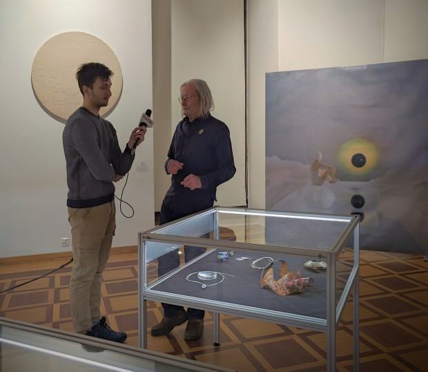 Wernisaż wystawy Kosmos Lem Biżuteria, wywiad dla radia, na zdjęciu Giedymin Jabłoński