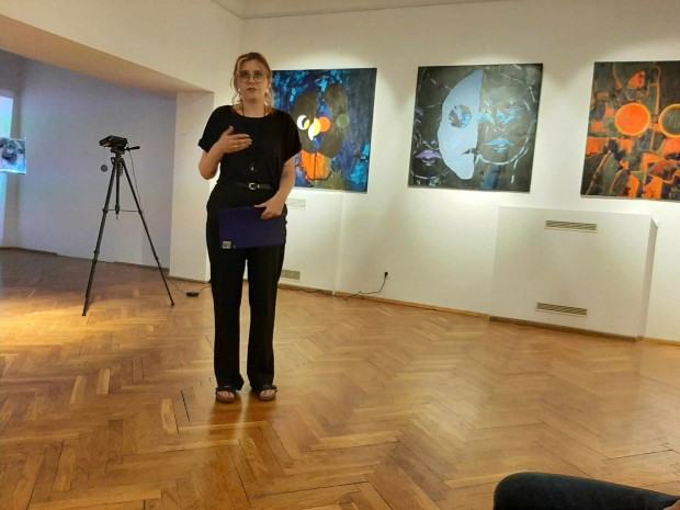 Maska-fotorelacja z obrony dyplomu, mgr Emilii Adamskiej,