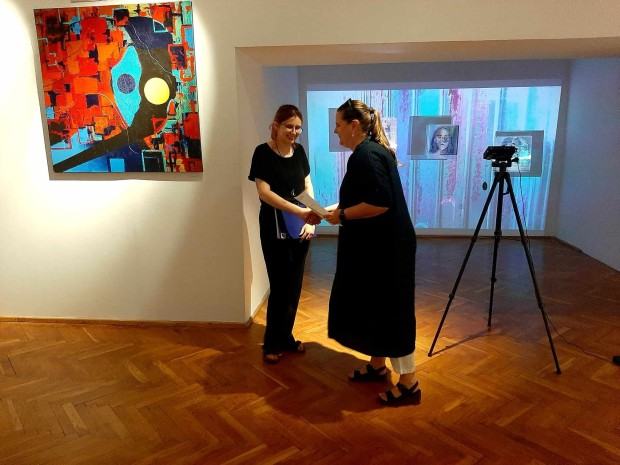 Maska-fotorelacja z obrony dyplomu, mgr Emilii Adamskiej,