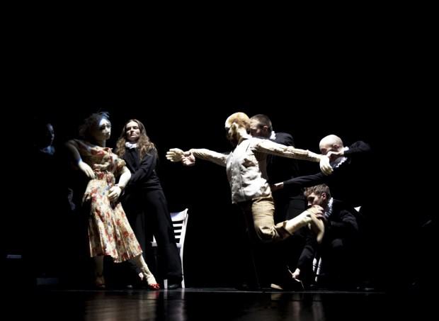 Spektakl w reż. Dudy Paivy "Złe zabawy" z kostiumami Dżesiki Zemsty