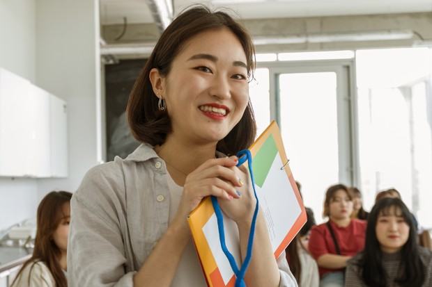 Uśmiechająca się dziewczyna