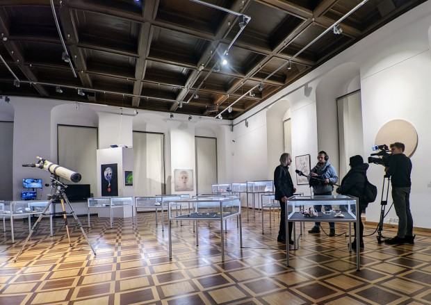 Wernisaż wystawy Kosmos Lem Biżuteria, wywiad dla telewizji, na zdjęciu Giedymin Jabłoński