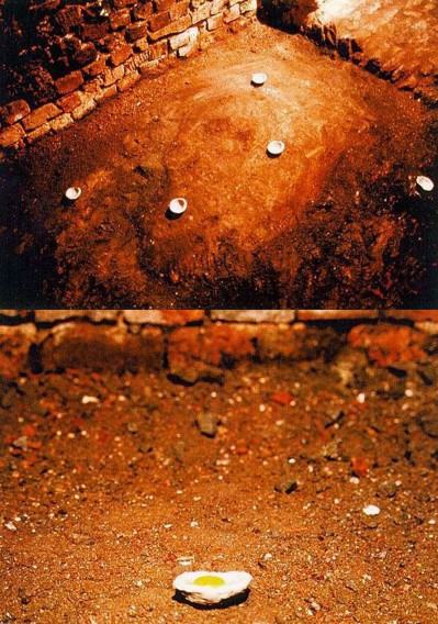 Maria Wrońska, Tu nie ma oczu glina, 1994, jajko, kreda, Czynne miasto Kraków Floriańska 34, piwnica