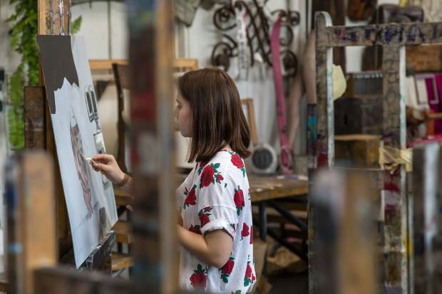 Dziewczyna maluje martwą naturę