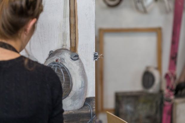 Dziewczyna maluje martwą naturę