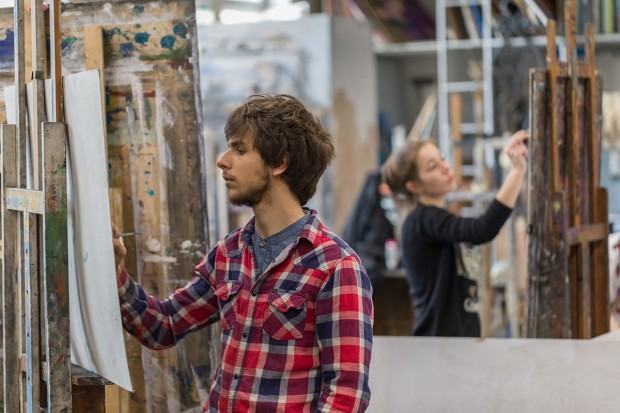 Chłopak rysuje modela