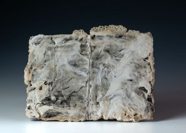 Barbara Mydlak i Yann Deval, obiekt z cyklu „Sent unsent letter” (stanowiący element projektu „A healing illusion”) interaktywny obiekt przestrzenny z kompozycjami muzycznymi / 2023, Gandawa (Belgia) / japoński papier czerpany ręcznie, tusz, cukier / technika własna / 22 × 32 × 0,5 cm oraz kompozycje: „Bouleversements; Boussoles” (muz. i wyk. Yann Deval) / unikat fot. Magdalena Lorek, MNWr